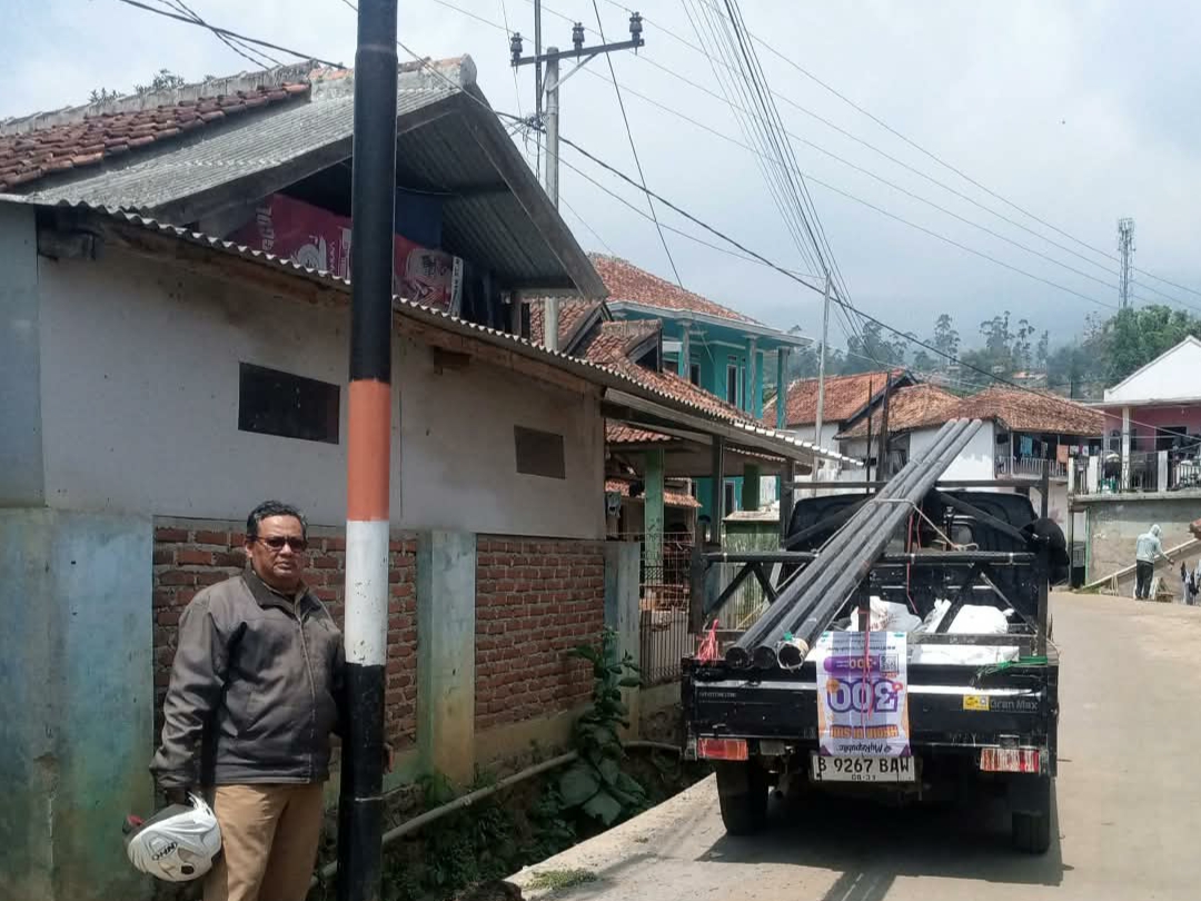 Sidak Pekerjaan Tiang Internet Tak Berizin, UPT PUPR Sukaresmi Garut : Harus Dibongkar
