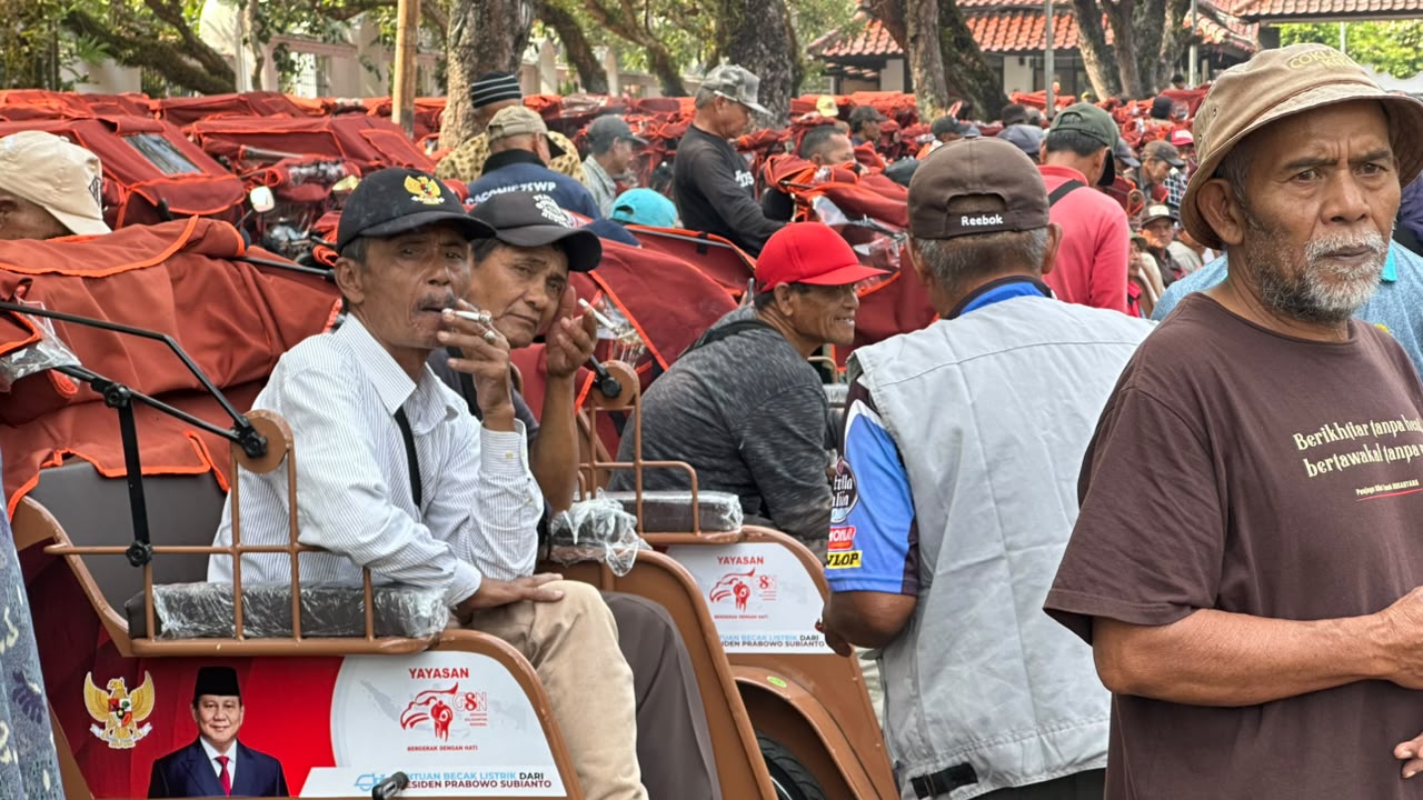 260 Penarik Becak di Garut Terima Bantuan Becak Listrik dari Presiden RI