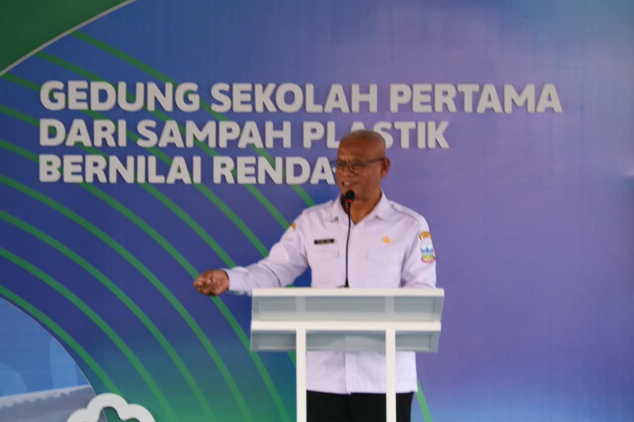 Yayasan Bakti Barito Bangun Ruang Kelas dan Toilet dari Sampah Plastik di Garut