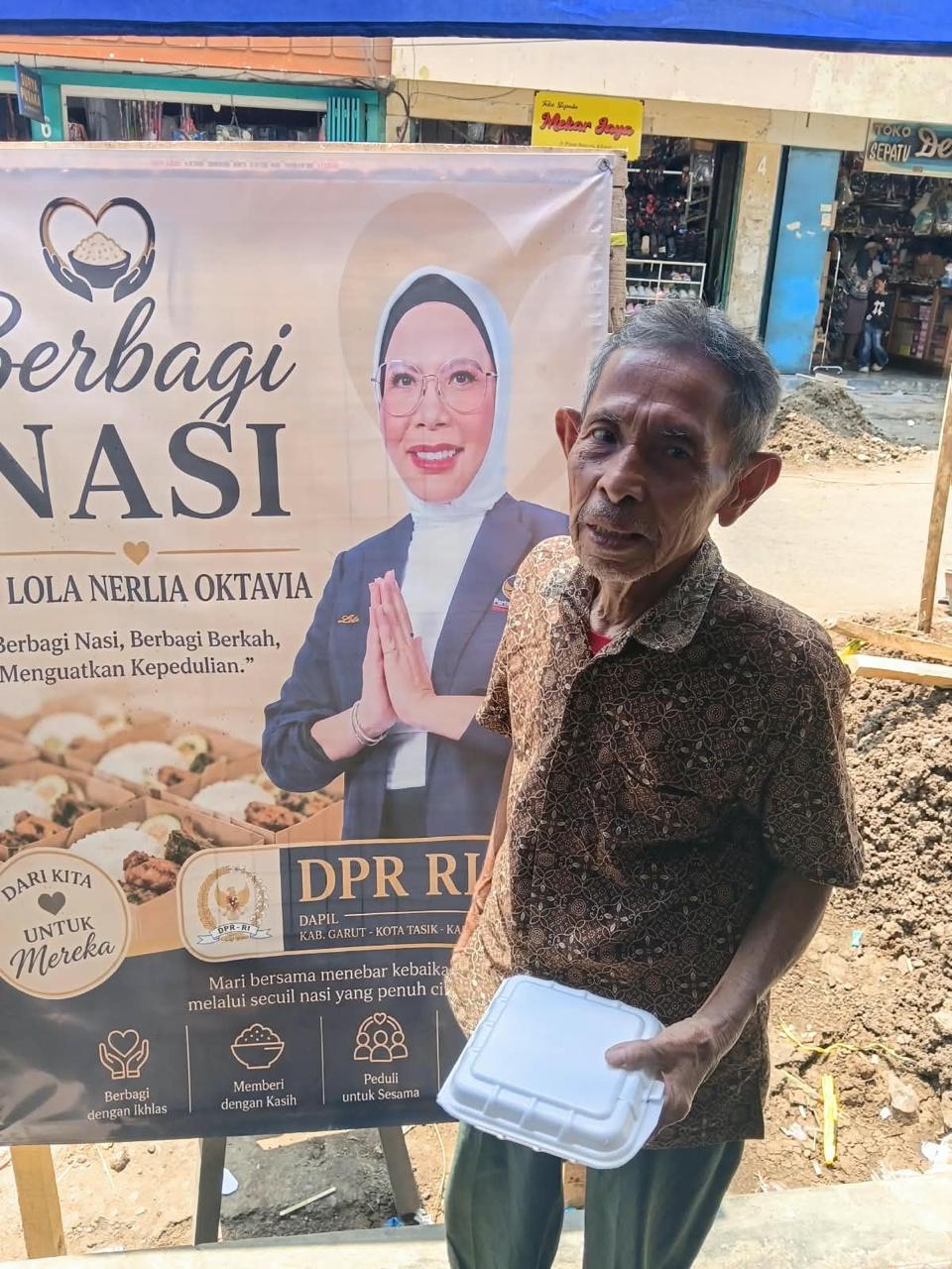 Setelah Borong Dagangan Pedagang, Lola Kembali Berbagi di Pasar Baru Garut